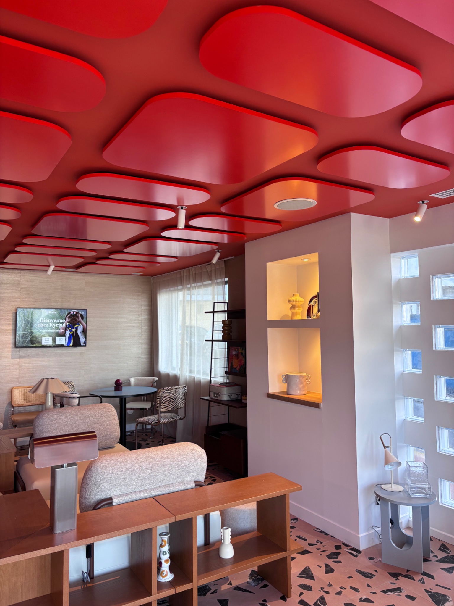 Spots et niches éclairées dans le salon de l’hôtel