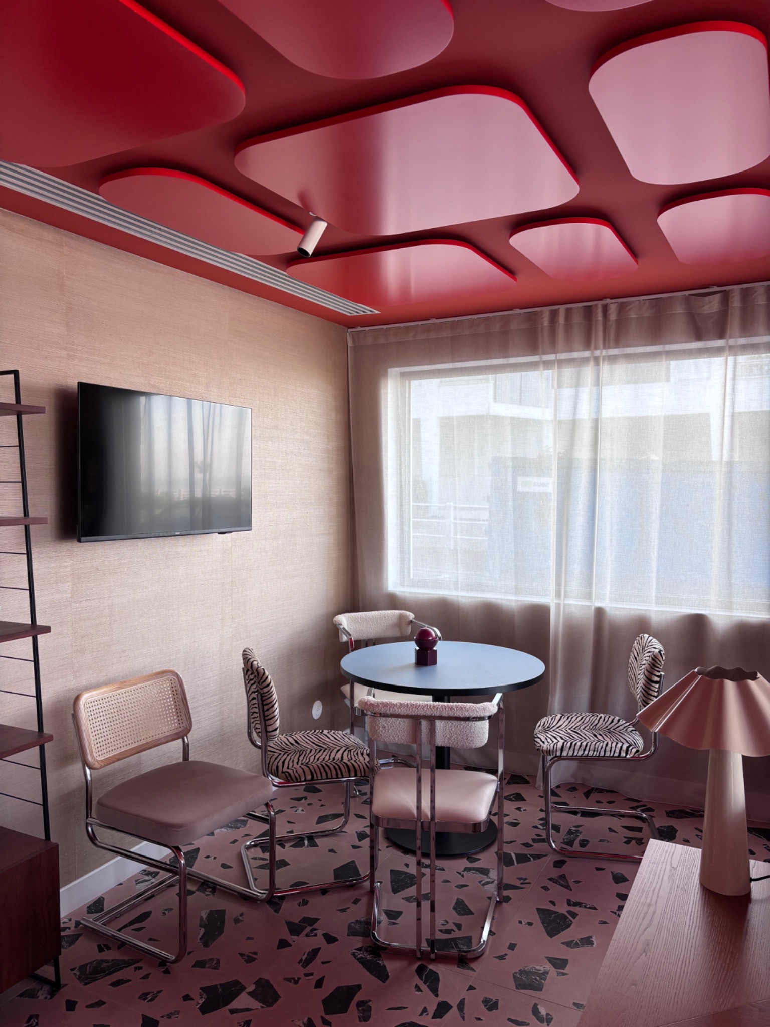 Vue du salon rénové et de son éclairage architectural